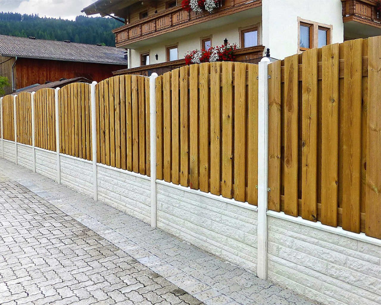 Betonzaun mit Holz kombinieren: Praktische Tipps für Ihren Holz-Beton-Zaun