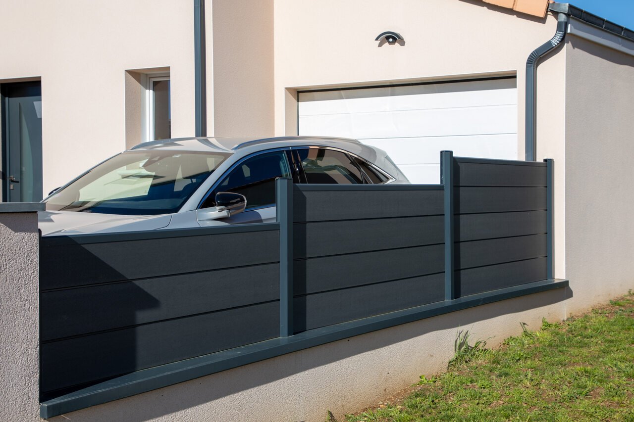 Blickdichter Zaun zum Nachbarn: Die besten Materialien