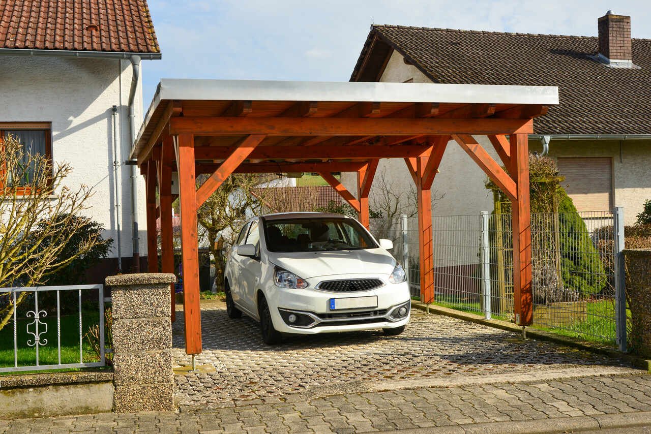 Carport seitlich am Haus oder freistehend im Garten errichten?