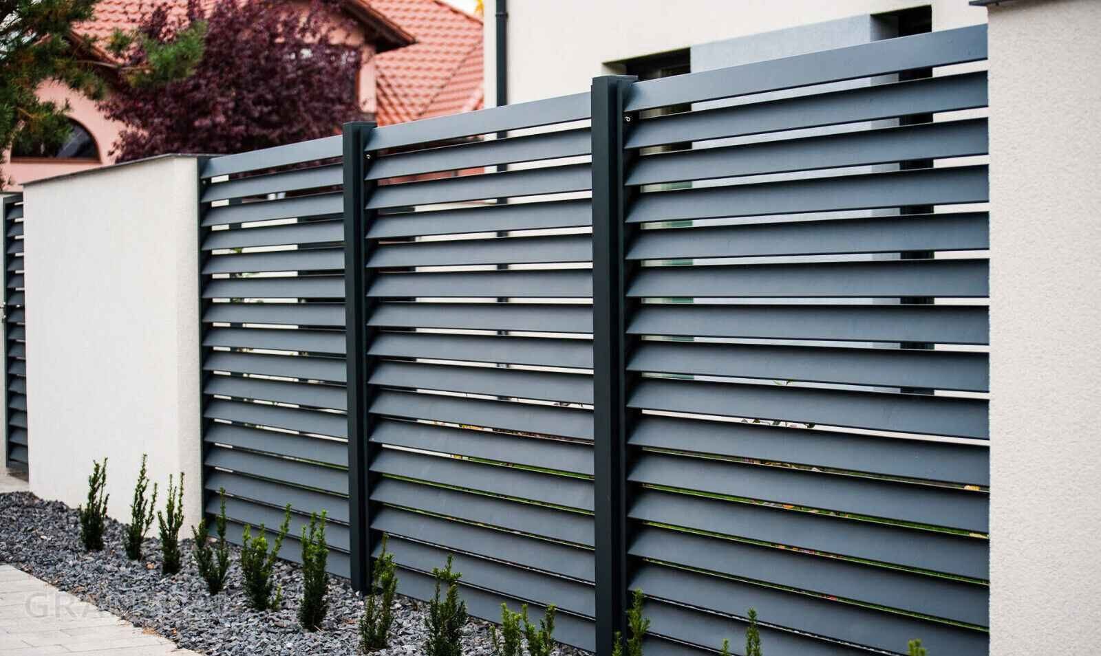 Lamellenzaun aus Holz vs. Kunststoff: Vor- und Nachteile im Vergleich