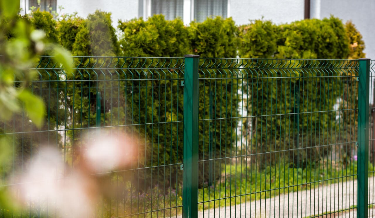 Maschendrahtzaun oder Doppelstabmattenzaun: Welche Lösung ist optimal?