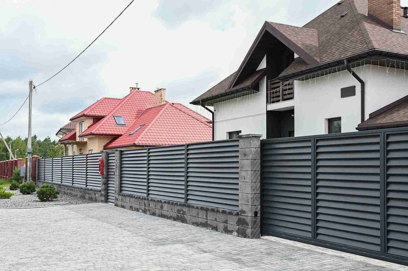 Mauer und Zaun im Vorgarten kombinieren: Tipps für Planung und Umsetzung