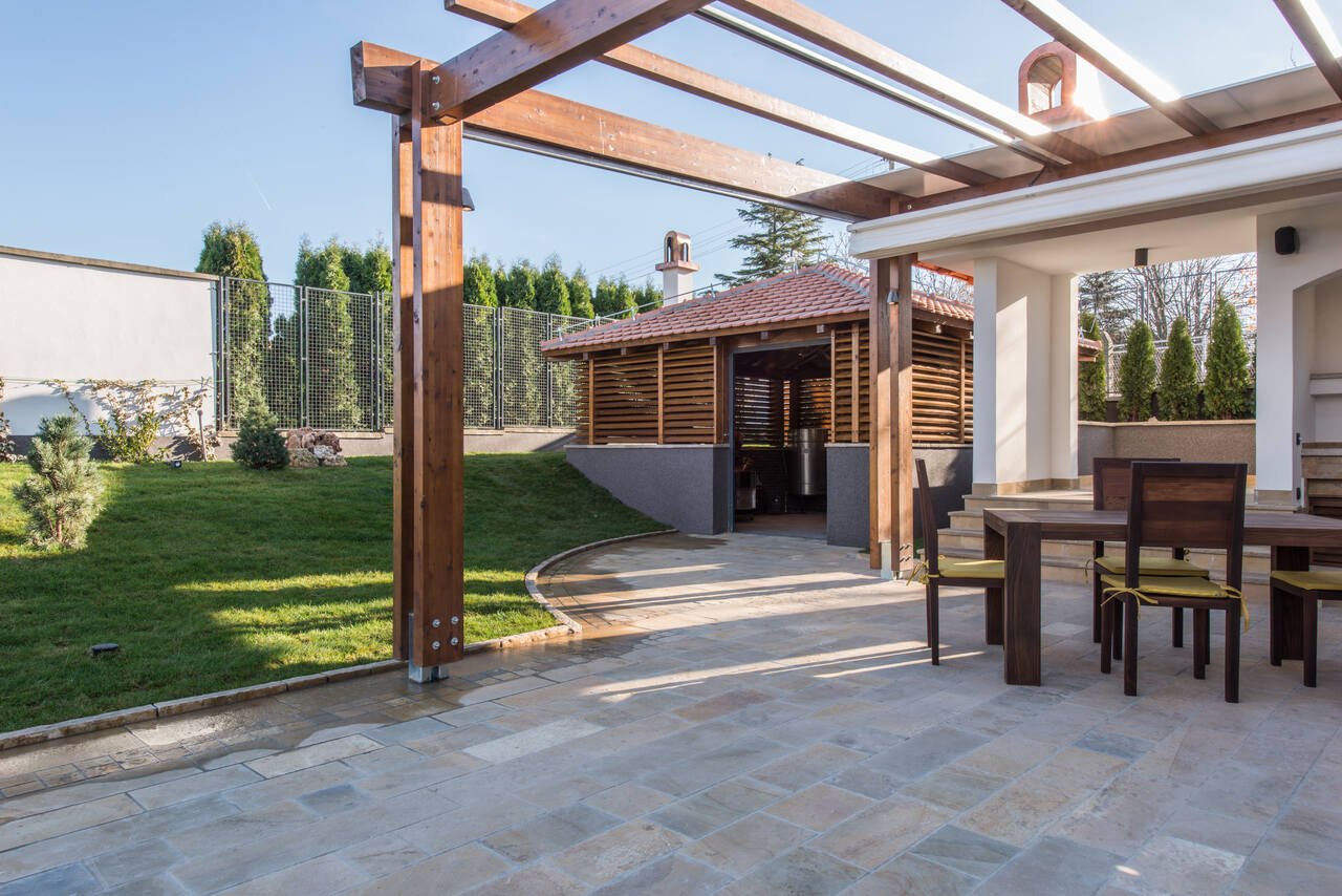 Was ist der Unterschied zwischen einer Pergola und einer Terrassenüberdachung?