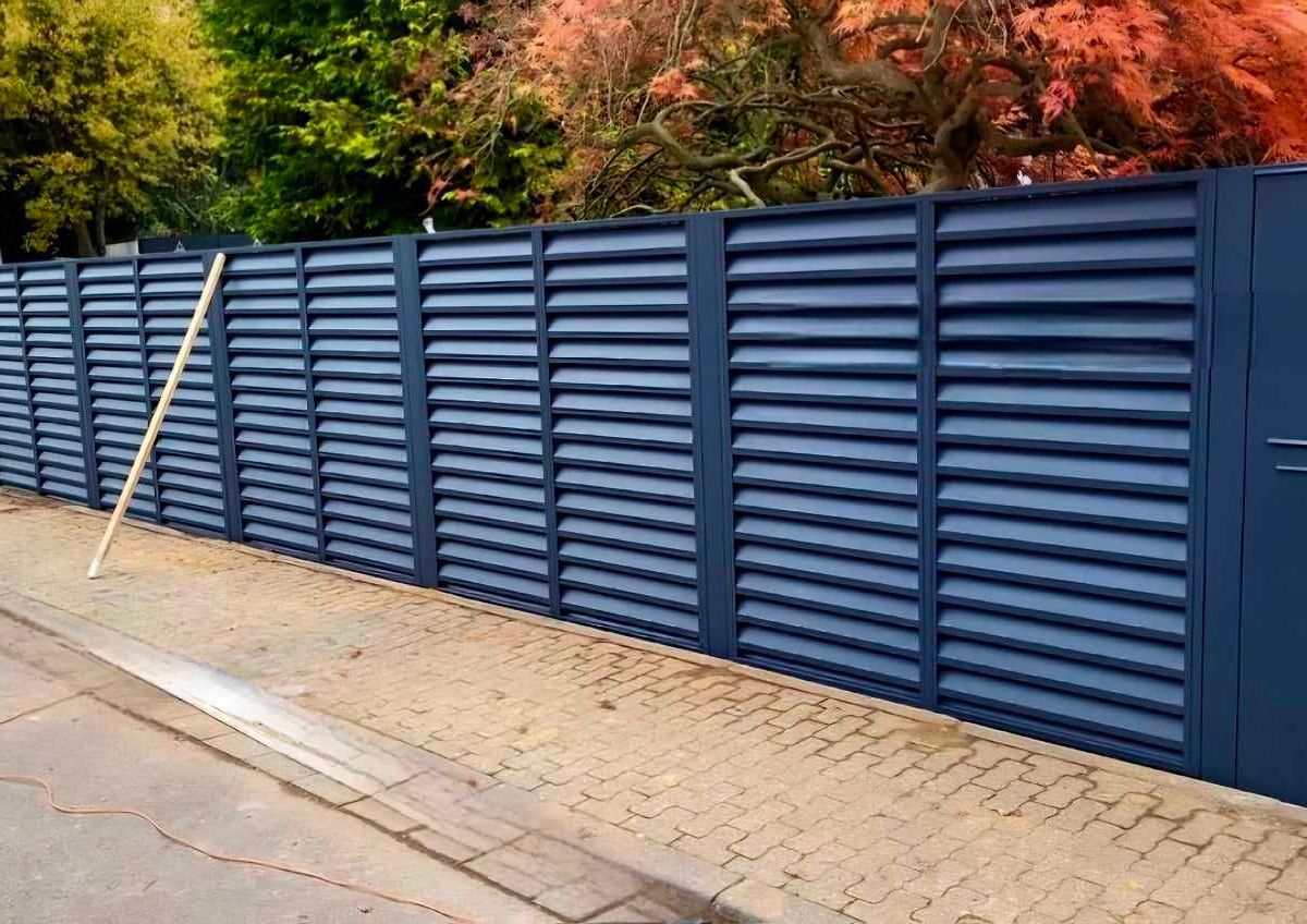 Moderne Lamellenzäune – Foto vom Anbieter KAMIL WRZESZCZ