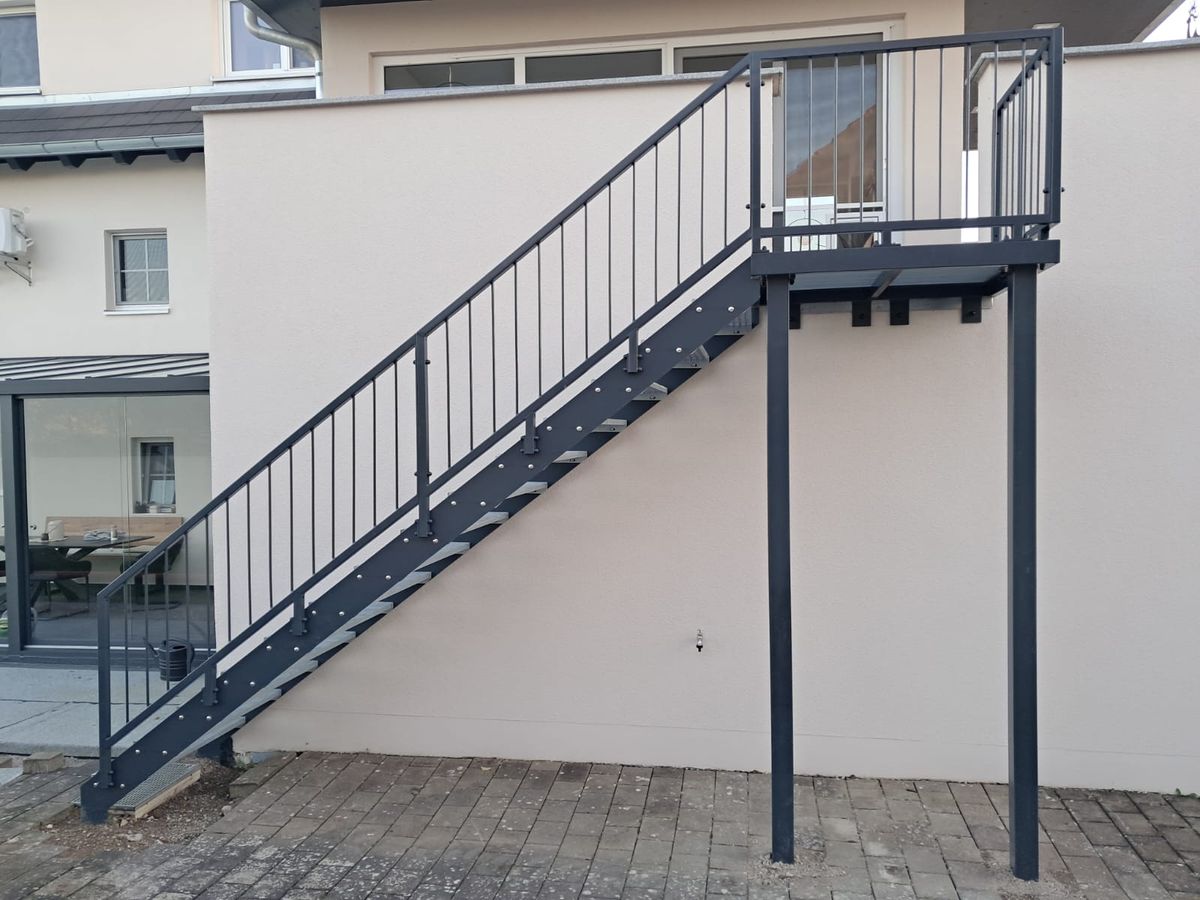 Stahltreppe Metaltreppe Außentreppe – Foto vom Anbieter JUPITER Justyna Melka