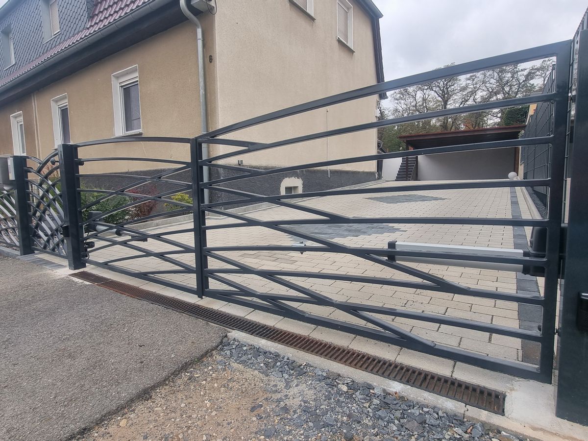 Modernes Einfahrtstor nach Maß – Foto vom Anbieter BAROCK KUNSTSCHMIEDE SYLWIA OCHAL